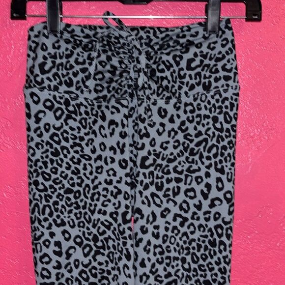 PINK Active leopard print workout leggings. grey and black. Sz small - Picture 4 of 9